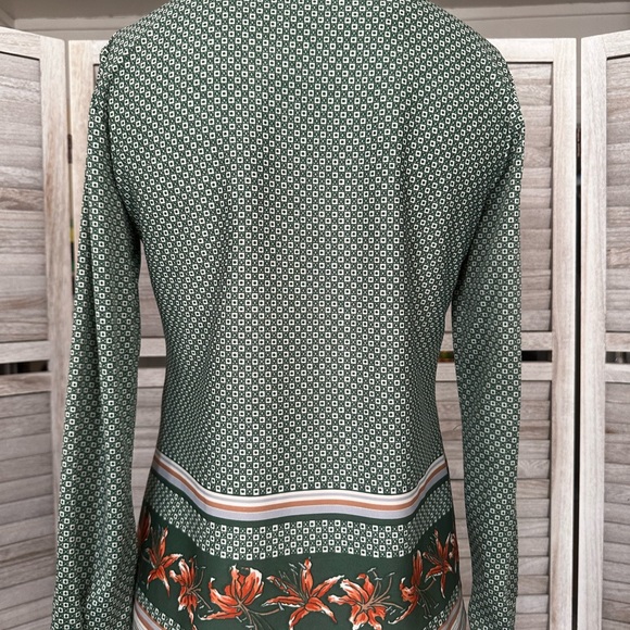 The Wilroy Traveler NY Green Patterned Button down Top - Picture 2 of 10